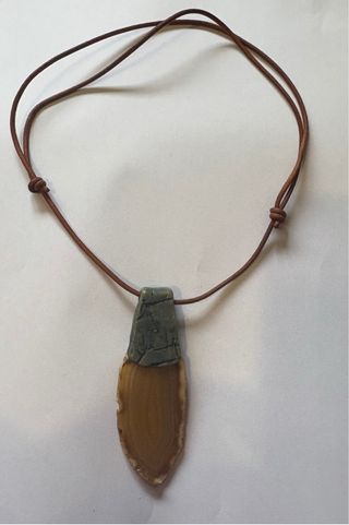 Collar cuero marrón(ajustable) y medallón en hoja