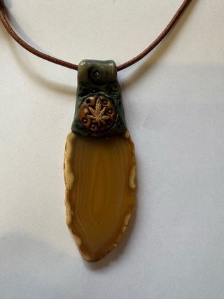 Collar cuero marrón(ajustable) y medallón en hoja