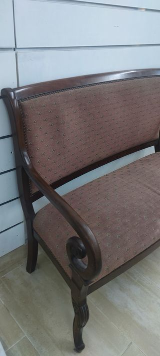 Banco antiguo de madera y tela
