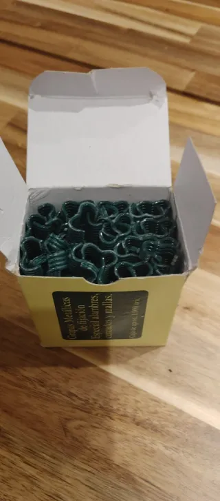 Grapas metálicas para fijación de alambres