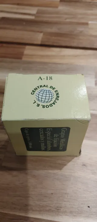 Grapas metálicas para fijación de alambres