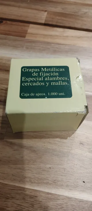 Grapas metálicas para fijación de alambres
