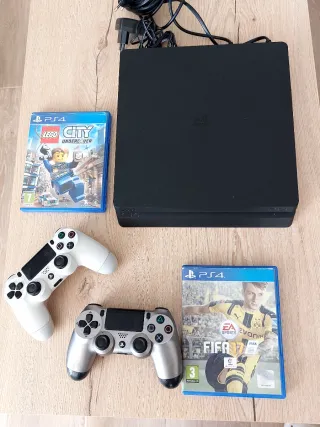 PS4 (PlayStation 4) con 2 mandos y 2 juegos