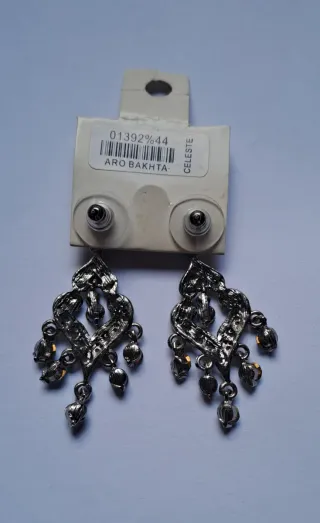 Pendientes largos plateados con piedras azules.