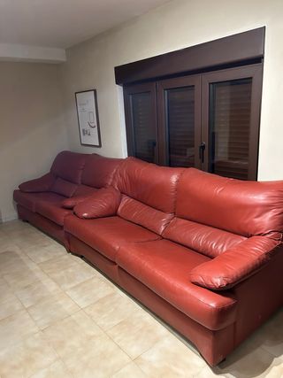 2 Sofá de piel cuero rojo.