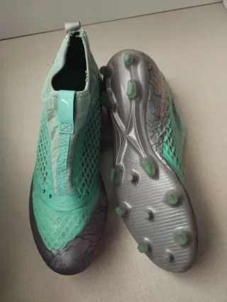 Botas de fútbol Puma plateadas y verdes