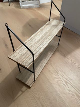 Estantería madera y hierro negro.