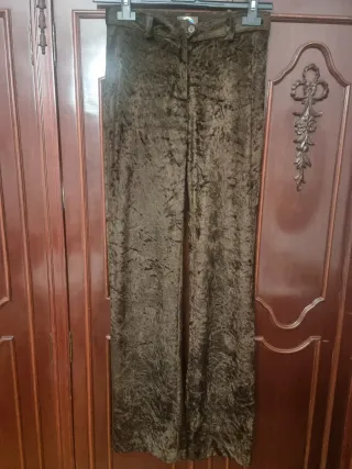 Pantalón de terciopelo marrón.