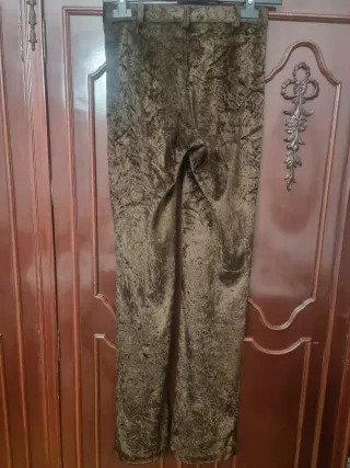 Pantalón de terciopelo marrón.