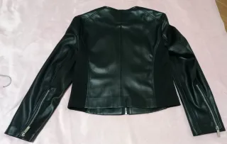 Chaqueta cazadora polipiel entallada elástica