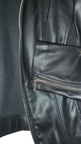 Chaqueta cazadora polipiel entallada elástica