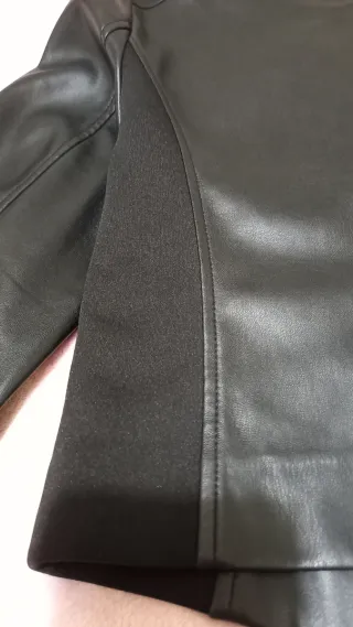 Chaqueta cazadora polipiel entallada elástica