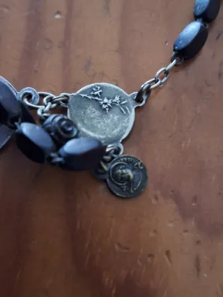 Rosario azabache y plata con medallas