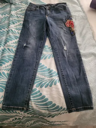 Vaqueros chica con adornos florales