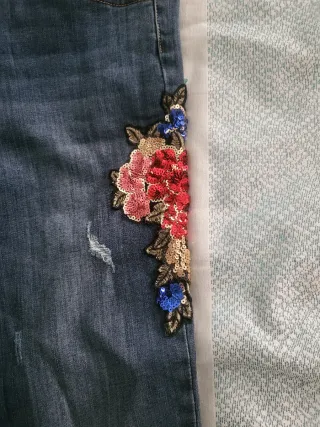 Vaqueros chica con adornos florales