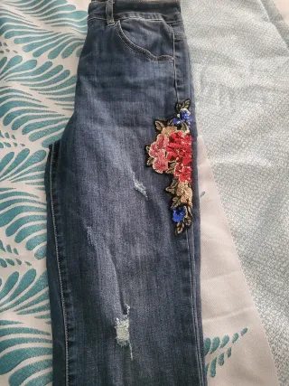 Vaqueros chica con adornos florales