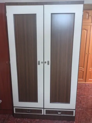 Armario, mesita y mueble auxiliar