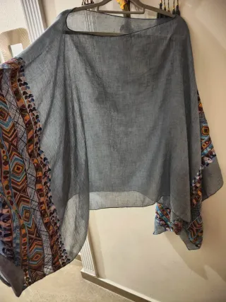 Chal gris con estampado étnico