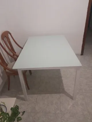 Mesa de cristal blanco y patas de hierro