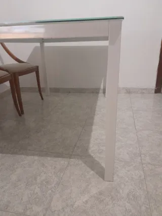 Mesa de cristal blanco y patas de hierro