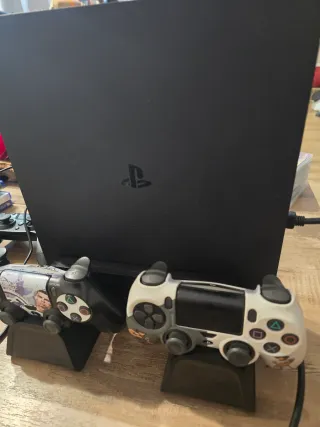 Consola PS4 nera con 2 controller personalizzati