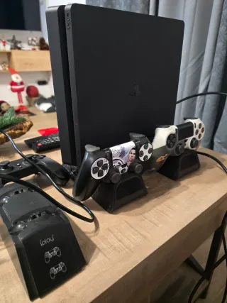 Consola PS4 nera con 2 controller personalizzati