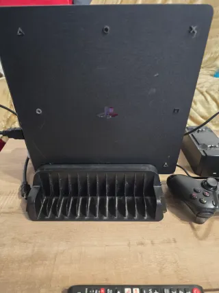 Consola PS4 nera con 2 controller personalizzati