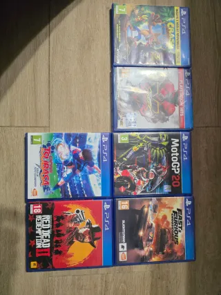 Consola PS4 nera con 2 controller personalizzati