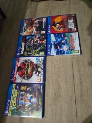 Consola PS4 nera con 2 controller personalizzati