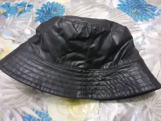 Cappello bucket nero uomo