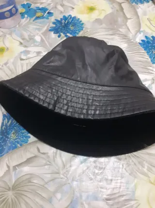 Cappello bucket nero uomo