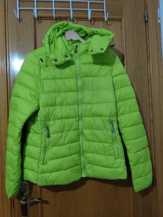 Chaqueta con capucha