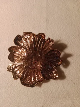Broche Flor La Colmena Dorado y Rojo