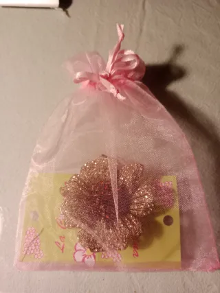 Broche Flor La Colmena Dorado y Rojo