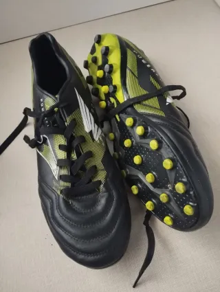 Botas de fútbol negras y amarillas