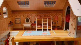 Casita de muñecas con muebles
