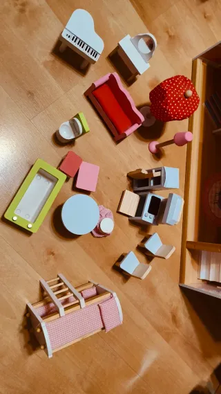 Casita de muñecas con muebles