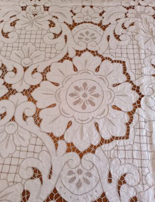 Mantelería antigua bordada Richelieu