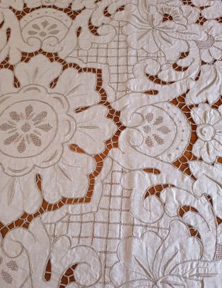 Mantelería antigua bordada Richelieu