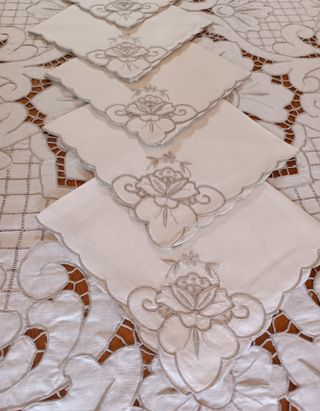 Mantelería antigua bordada Richelieu