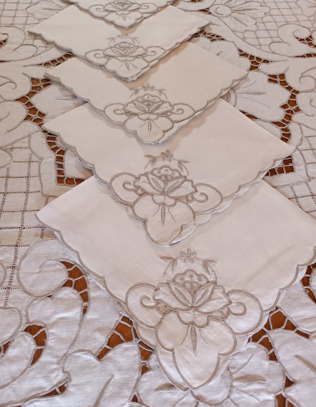 Mantelería antigua bordada Richelieu
