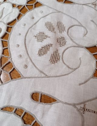 Mantelería antigua bordada Richelieu