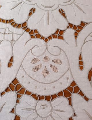 Mantelería antigua bordada Richelieu