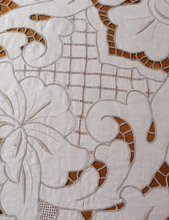 Mantelería antigua bordada Richelieu