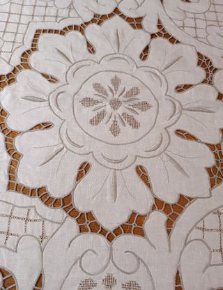 Mantelería antigua bordada Richelieu