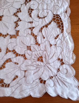 Mantelería antigua bordada Richelieu