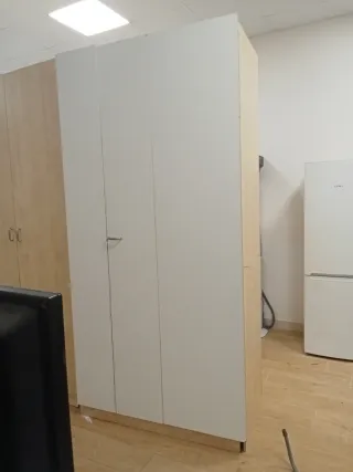 Armario blanco y madera