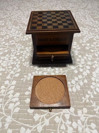 Mini ajedrez con posavasos y diana.