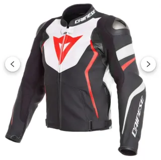 Chaqueta de cuero para moto marca Dainese