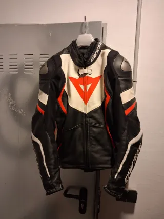 Chaqueta de cuero para moto marca Dainese